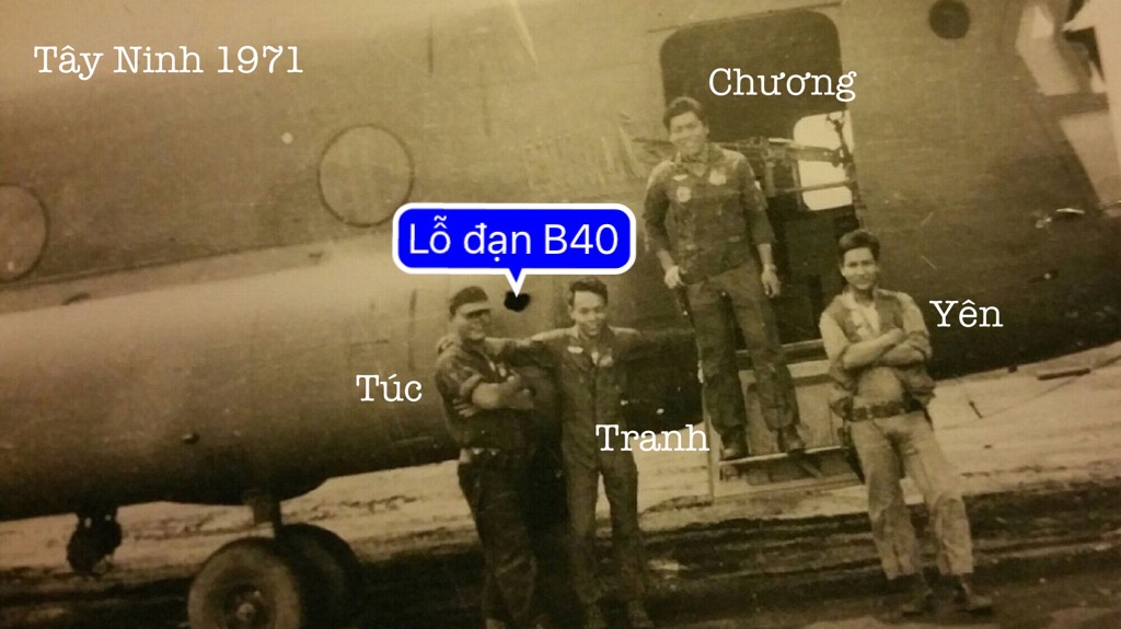 Lư Chương, second from right, standing on the steps of the plane