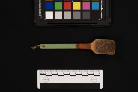 Coconut shell spoon, with color card and scale