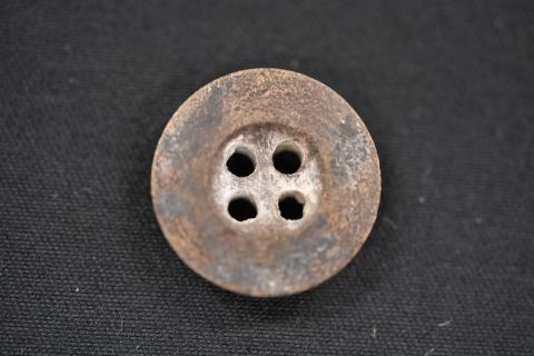 Button from prisoner's clothing