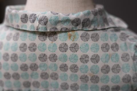 Long-sleeve floral children's shirt, close-up of back