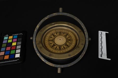 Compass, compass card and scale