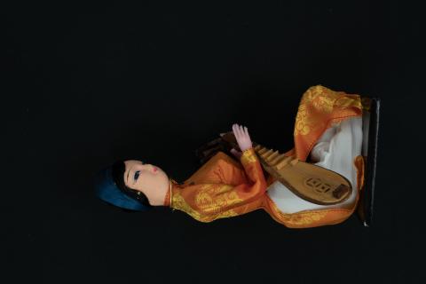Mien Bac doll, side